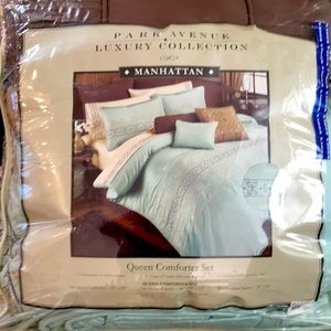 Queen comforter set!! 😍